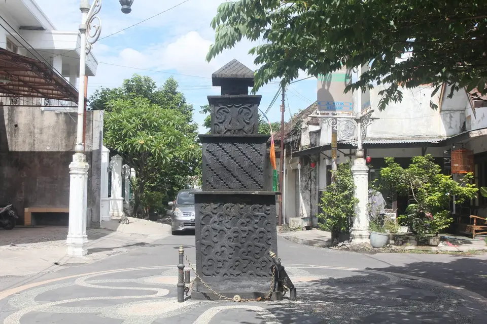 Tugu hitam di persimpangan jalan Kampoeng Batik Laweyan