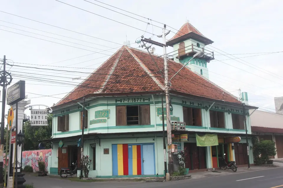 Bangunan kuno bermenara di sudut jalan Kampoeng Batik Laweyan